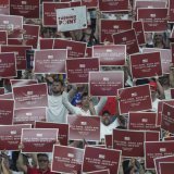Le stade de Gépendale, d'une capacité de 60'000 places, était rempli pour l'hommage à Charlie Kirk KEYSTONE/AP/Ross D. Franklin
